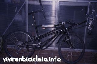 La biciklo kun la skeleto de la nova sidilo