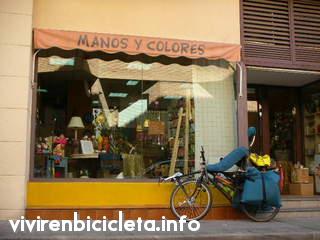La bicicleta ante la tienda Manos y colores, en Galapagar