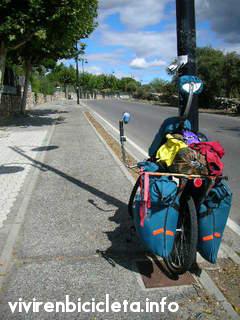 La bicicleta en la acera de la vía de Galapagar a La Navata