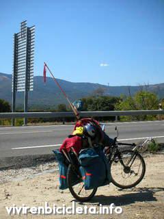 La bicicleta junto a la carretera a Guadarrama