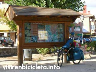 La bicicleta junto a un panel informativo en un parque de Los Molinos