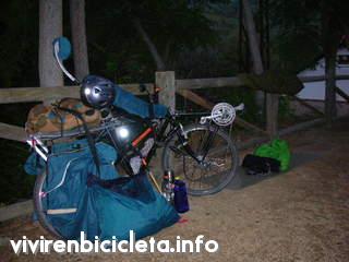 La bicicleta y el campamento para pasar la noche bajo techado junto a la carretera, en Cercedilla