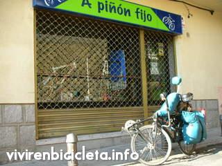 La bicicleta junto a la tienda A piñón fijo, en Cercedilla